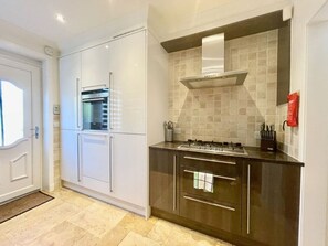 冷蔵庫、電子レンジ、オーブン、コンロ