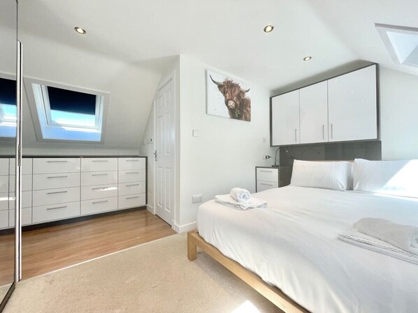 3 bedrooms, iron/ironing board, WiFi, bed sheets