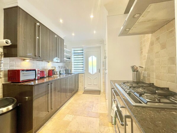 Køleskab, mikrobølgeovn, ovn, kogeplade