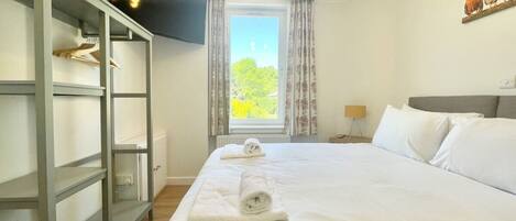 3 slaapkamers, een strijkplank/strijkijzer, wifi, beddengoed