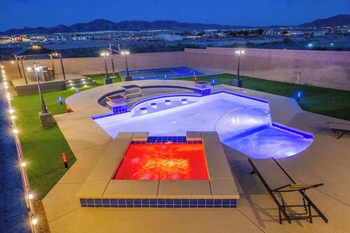 1900 SqFt House 25Ft Heatable Pool/Spa- Strip View