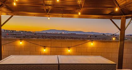 1900 SqFt House W/25Ft Heated Pool/Spa- Strip View