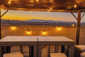 Outdoor dining - 1900 SqFt House 25Ft Heatable Pool/Spa- Strip View (Henderson)