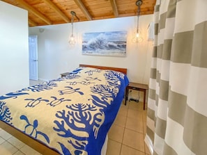 1 habitación, escritorio, tabla de planchar con plancha y cuna de viaje