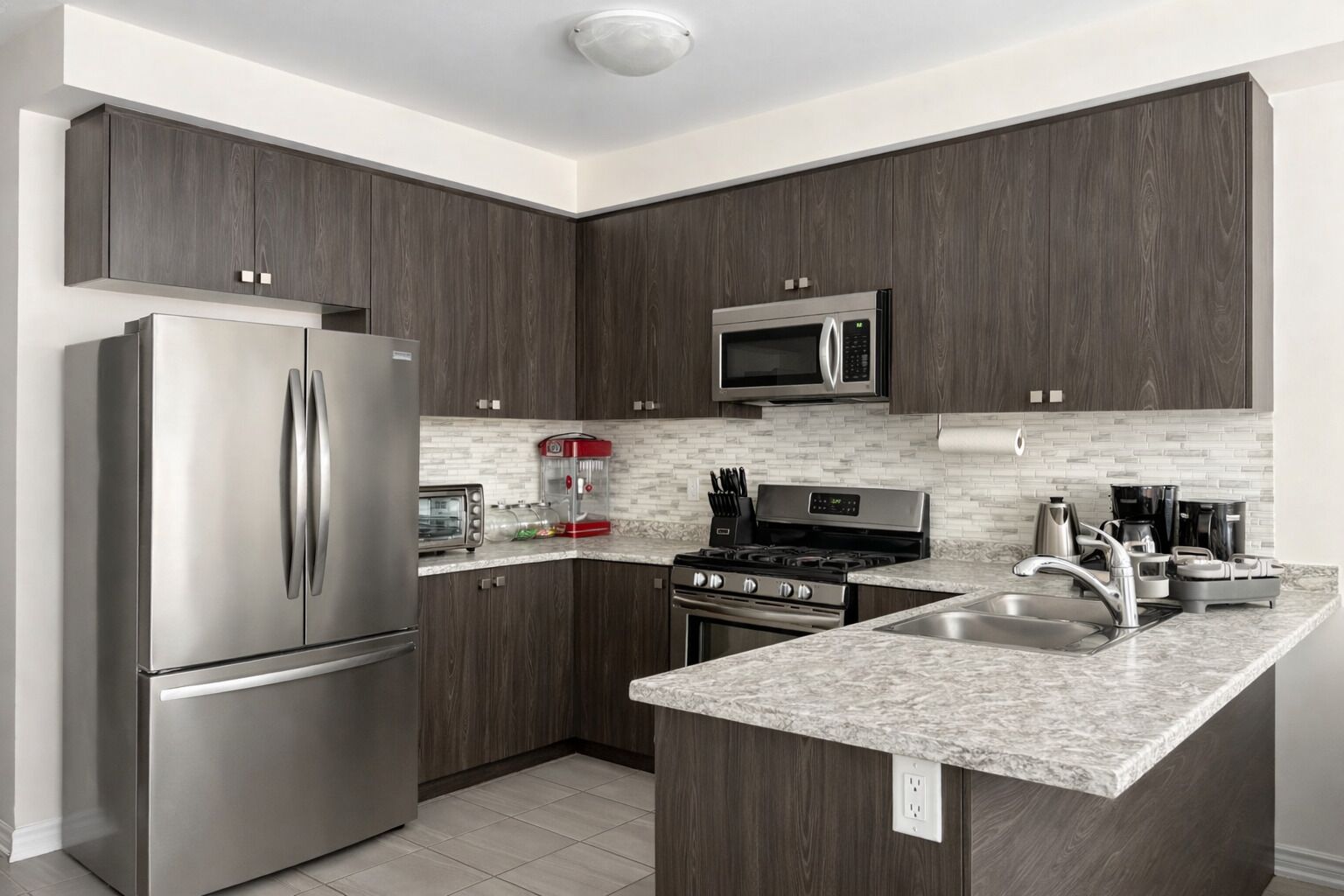 Frigorifero, microonde, forno, piano cottura