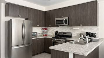 Frigorifero, microonde, forno, piano cottura