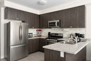 Een koelkast, een magnetron, een oven, een kookplaat