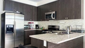 Geladeira, micro-ondas, fogão, cooktop
