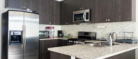 Kjøleskap, mikrobølgeovn, ovn og kokeplater