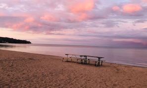 Plage à proximité, chaises longues