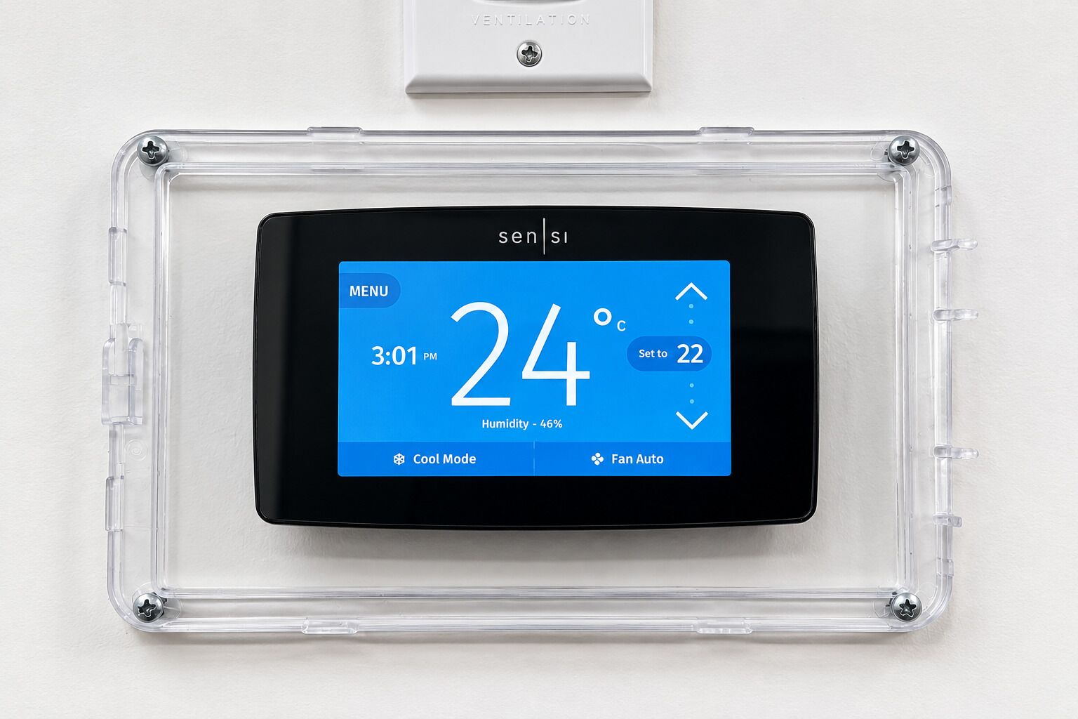 Ein digitales Thermostat mit gut lesbarer Anzeige, eingestellt auf 24 Grad Celsius und einer Luftfeuchtigkeit von 46 Prozent.