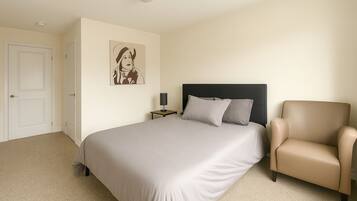 2 chambres, bureau, fer et planche Ă repasser, lit parapluie