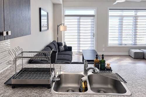 Modern 2BR Smart Home, Designed for Ease—Mins to Shops, Dining & Innisfil Beach!