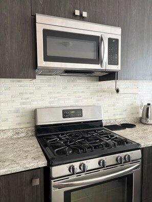 Geladeira, micro-ondas, fogão, cooktop