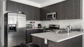 Refrigerador, microondas, horno y parrilla de estufa