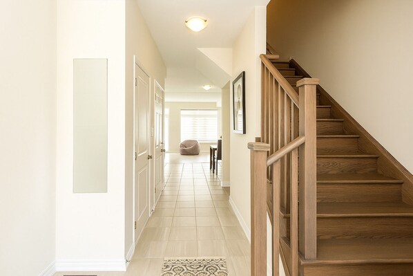 Interior - Central & Cozy 2BR Townhome—Steps to Plaza, 5 Min Drive to Innisfil Beach Park! (Innisfil)