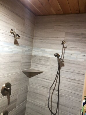 Ensemble baignoire-douche, séchoir à cheveux, serviettes fournies, savon
