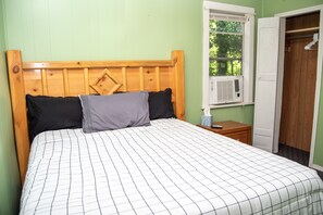 3 bedrooms, desk, free WiFi, bed sheets - Pine Mountain Oasis minutes from The Parkway but miles from the hustle & bustle. (Sevierville)