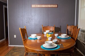 Dining - Pine Mountain Oasis minutes from The Parkway but miles from the hustle & bustle. (Sevierville)