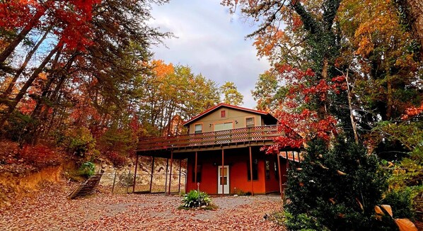 Exterior - Pine Mountain Oasis minutes from The Parkway but miles from the hustle & bustle. (Sevierville)
