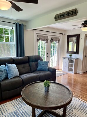 Smart TV, books - Renovated 5 Bedrm/3bath + Swim Spa & Huge Outdoor Space (Goshen)