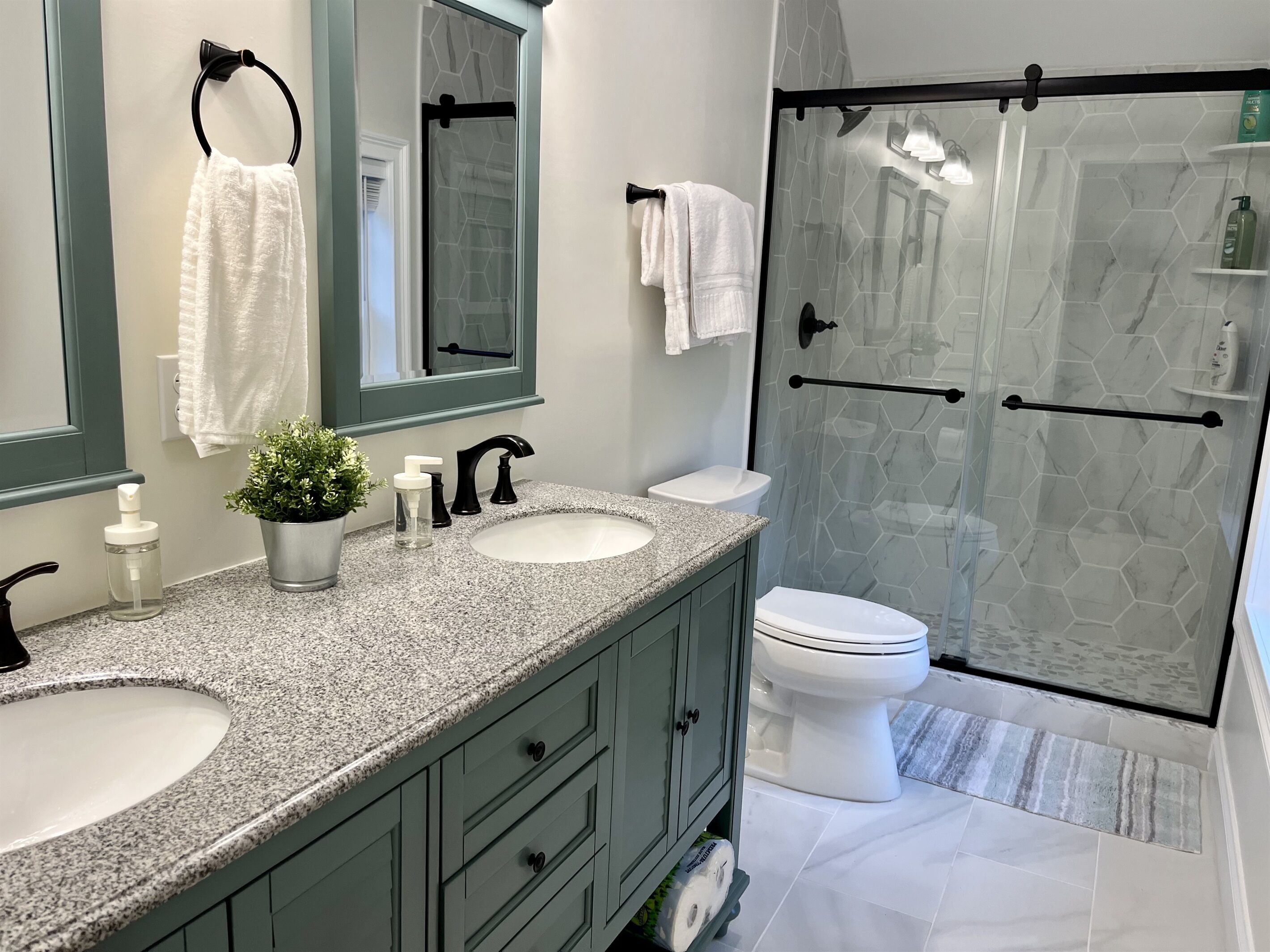 Bañera con ducha, secador de pelo, toallas