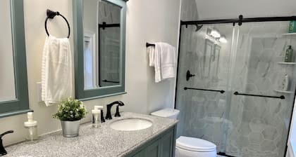 Renovated 5 Bedrm/3bath + Swim Spa & Huge Outdoor Space