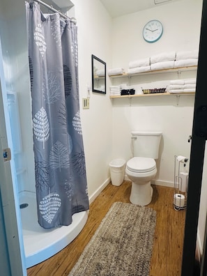 Toallas, jabón, shampoo, papel de baño