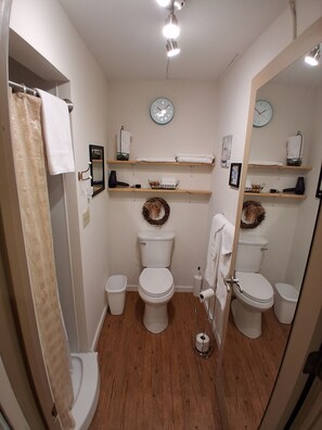 Towels, soap, shampoo, toilet paper - Double Queen Room (Salmon)