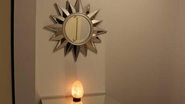 A bathroom with a star-shaped mirror and a lit floor lamp. - Athens city townhouse, 3 bedrooms, 2.5 baths, FREE Wi-Fi, FREE Parking, Deck, 18 (Athens)