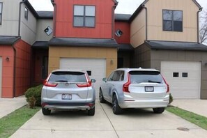 Property grounds - Athens city townhouse, 3 bedrooms, 2.5 baths, FREE Wi-Fi, FREE Parking, Deck, 18 (Athens)