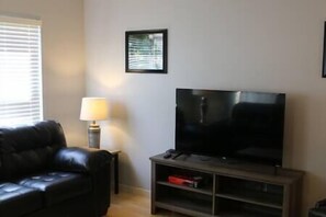 Smart-tv, een dvd-speler, boeken en een filmbibliotheek
