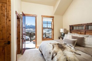 4 bedrooms, iron/ironing board, free WiFi, bed sheets - Stunning Mountain Escape - easy access to Keystone, Breckenridge, Copper, & Vail (SILVERTHORNE)