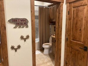 Combined shower/tub, soap, toilet paper - Stunning Mountain Escape - easy access to Keystone, Breckenridge, Copper, & Vail (SILVERTHORNE)