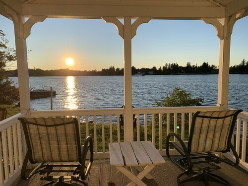 Beautiful Lake House with Stunning Sunsets