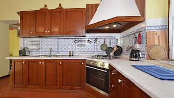 Een koelkast, een microgolfoven, een oven, een kookplaat