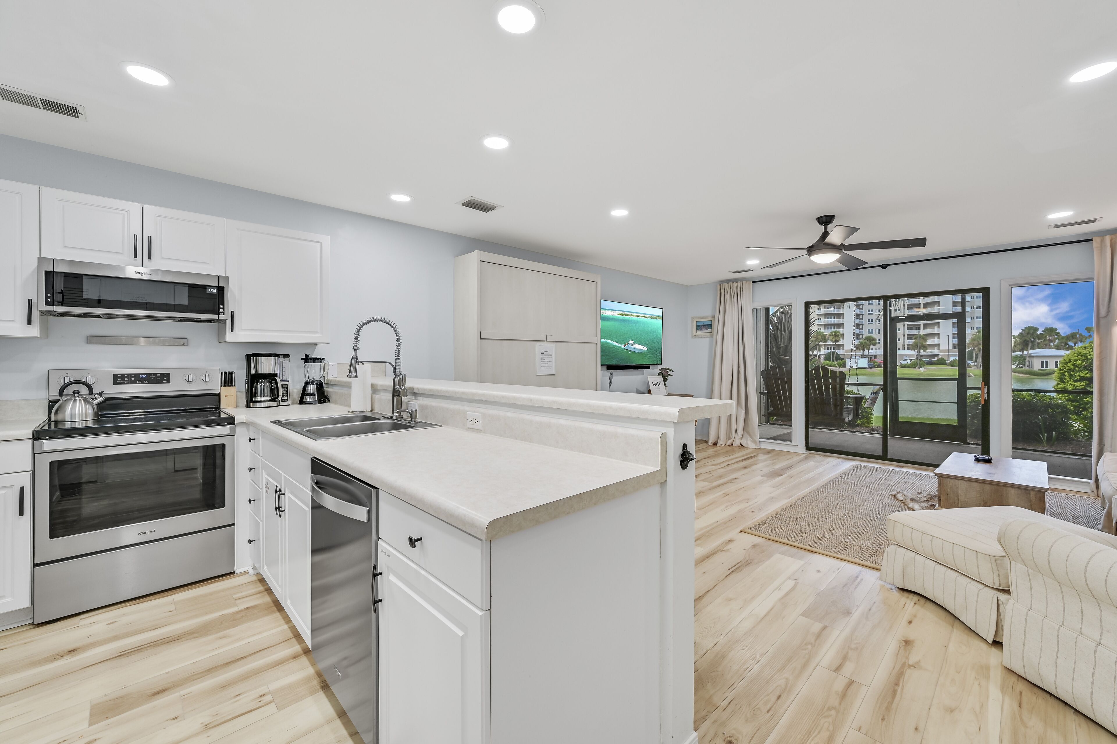 ثلاجة، ميكروويف، فرن، موقد طهي مسطح