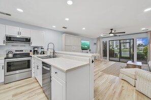 Refrigerador, microondas, horno y parrilla de estufa 