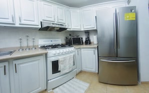 Refrigerador, microondas, horno y parrilla de estufa