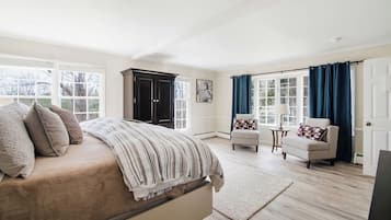 7 bedrooms, desk, iron/ironing board, travel crib