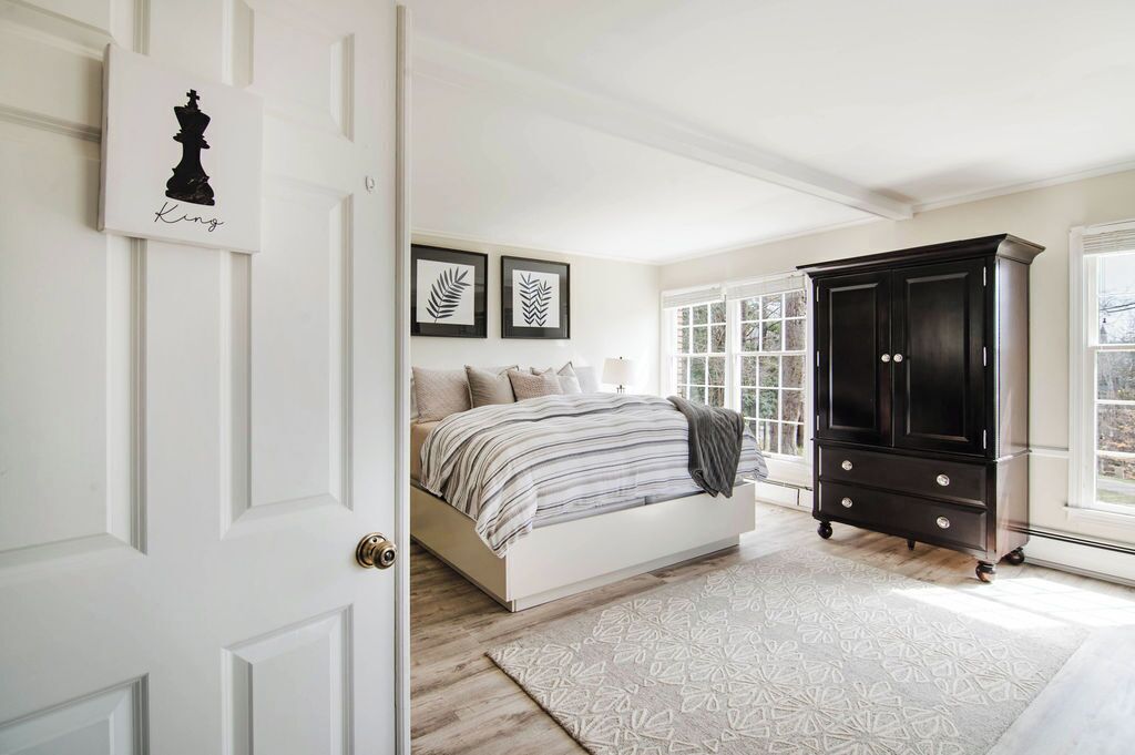 7 bedrooms, desk, iron/ironing board, travel crib