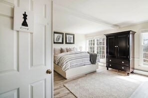 7 chambres, bureau, fer et planche à repasser, lit parapluie