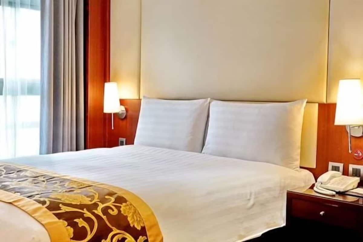 Premium bedding, down duvets, minibar, in-room safe