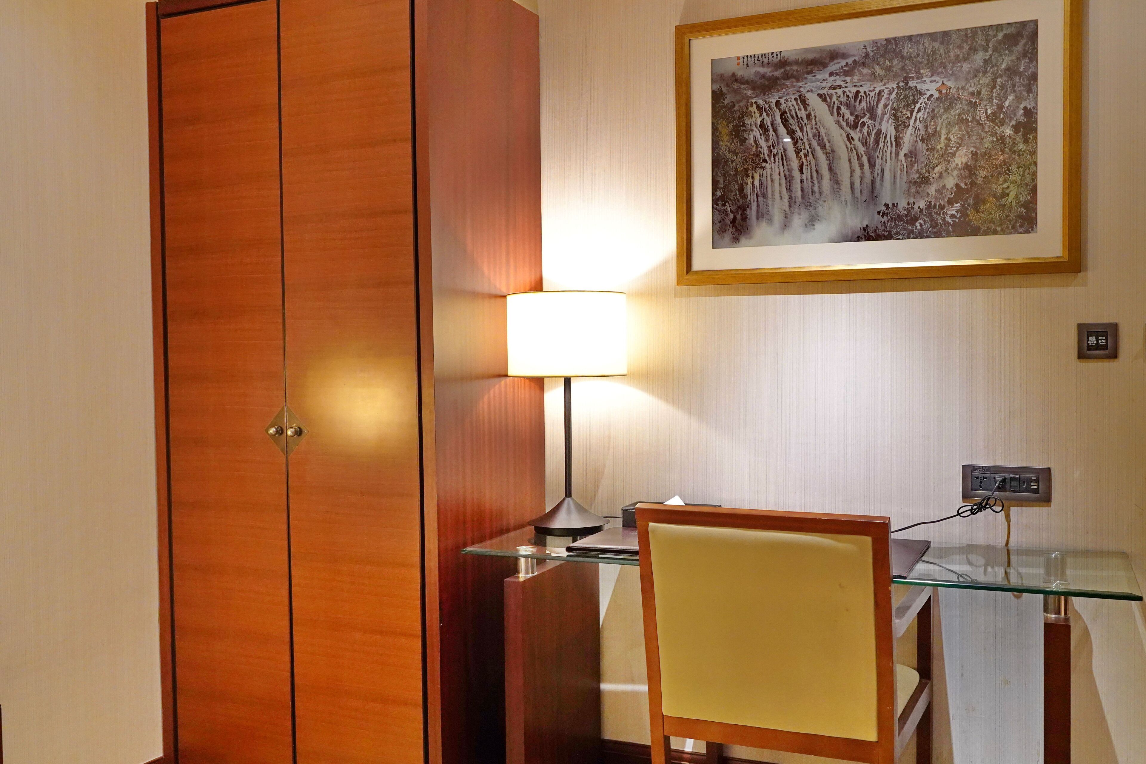 standard room | premium bedding, down duvets, minibar, in-room safe