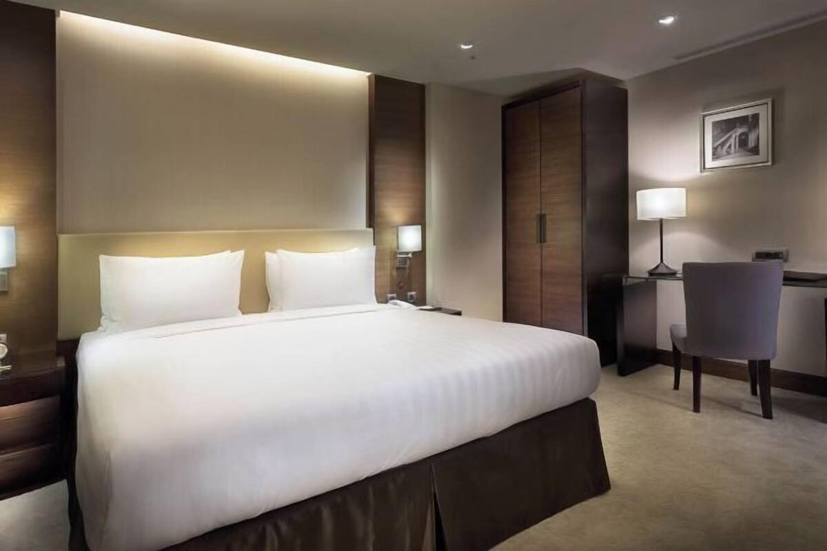Premium bedding, down comforters, minibar, in-room safe
