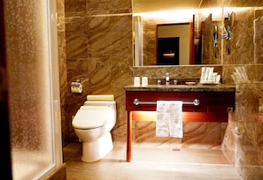 Habitación superior | Baño | Regadera tipo lluvia, secadora de cabello, pantuflas, bidet electrónico