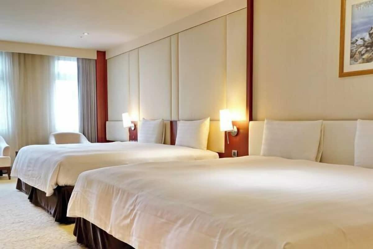 Premium bedding, down duvets, minibar, in-room safe