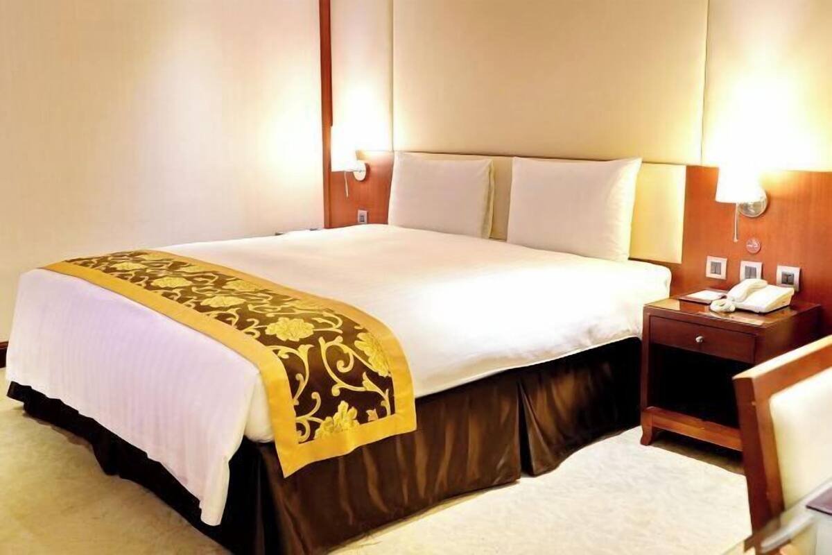Premium bedding, down comforters, minibar, in-room safe