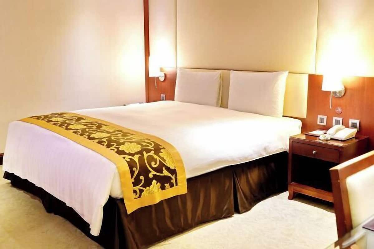 Premium bedding, down duvets, minibar, in-room safe