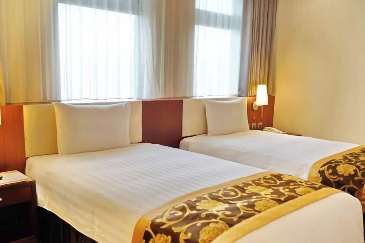 Premium bedding, down comforters, minibar, in-room safe